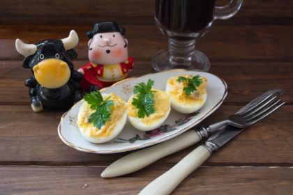 Яйца фаршированные сельдью рецепт с фото пошагово