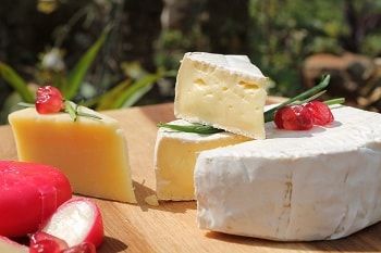 Сыр и сырный продукт: в чем разница, состав, польза и вред	