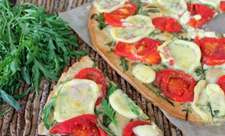 Пицца с рукколой помидорами и моцареллой рецепт с фото пошагово