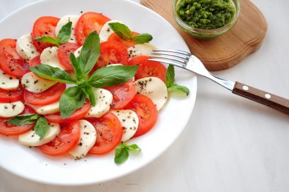 Салат с помидорами моцареллой и базиликом рецепт с фото пошагово
