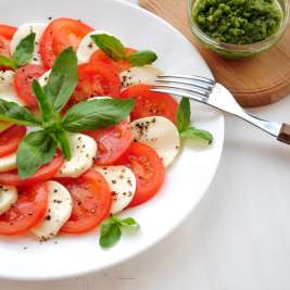 Салат с помидорами, моцареллой и базиликом