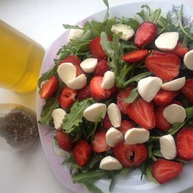 Салат из клубники с рукколой и сыром рецепт с фото пошагово