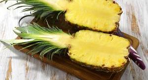 как правильно нарезать ананас на праздничный стол