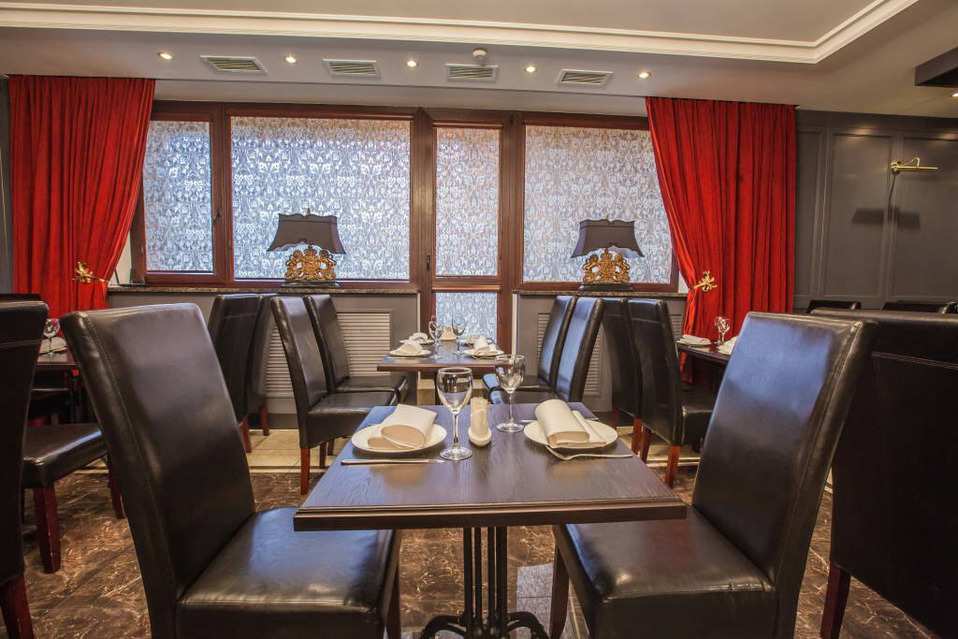 Фаворит банкетный зал на просп. Юрия Гагарина 1