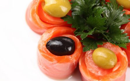 Рулетики из красной рыбы Рулетики из красной рыбы, рецепт с фото, пошагово