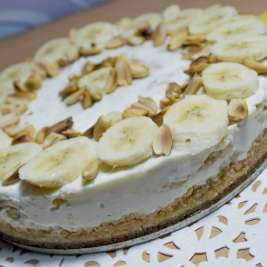Банановый торт без выпечки с печеньем