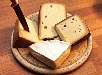 Условия и сроки хранения различных видов сыра в холодильнике, морозильнике