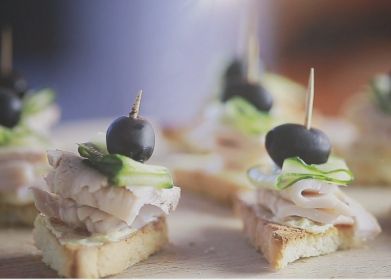 Канапе с бужениной и огурцами Канапе с бужениной и огурцами, рецепт с фото, пошагово