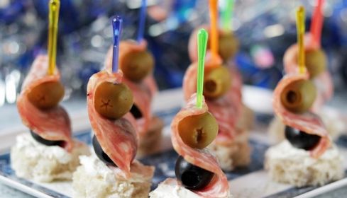 Канапе с маслинами и колбасой Канапе с маслинами и колбасой на шпажках, рецепт с фото, пошагово