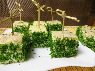 Канапе с печеночным паштетом и плавленым сыром Канапе с печеночным паштетом и плавленым сыром, рецепт с фото, пошагово