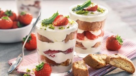 Клубничный десерт с мороженым и печеньем Клубничный десерт с мороженым и печеньем, рецепт с фото, пошагово
