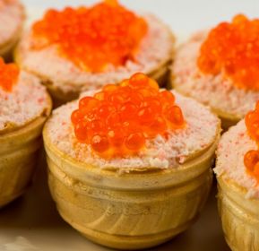 Тарталетки с икрой и крабовым мясом Тарталетки с икрой и крабовым мясом, рецепт простой с фото, на праздничный стол