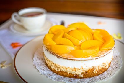 Торт с персиками и сметанным кремом Торт с персиками и сметанным кремом, рецепт с фото, пошагово