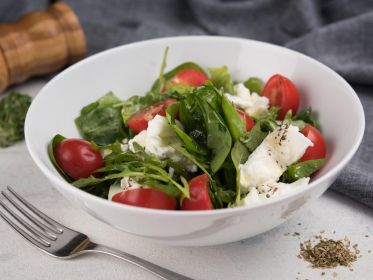 Салат из листьев одуванчика с помидорами, диетический, рецепт с фото, пошагово 
