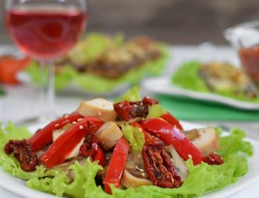 Салат с вялеными томатами и курицей рецепт с фото пошагово 