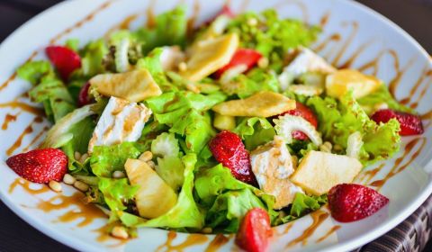 Салат с клубникой, рукколой и сыром Салат с клубникой, рукколой и сыром, рецепт с фото, пошагово