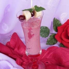 Вишнево-банановый коктейль с мороженым