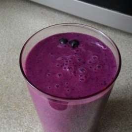 Черничный смузи с бананом