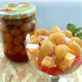 Салат с маринованным виноградом