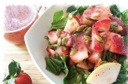 Фруктово-шпинатный салат с клубничной заправкой рецепт с фото пошагово 
