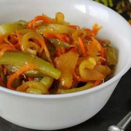 Салат из вареной моркови и маринованных огурцов