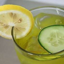 Напиток из лимона, мяты и огурца
