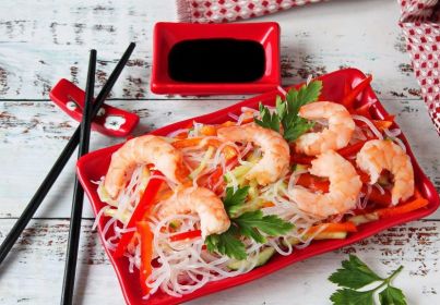 Салат с фунчозой и креветками Салат с фунчозой и креветками рецепт с фото пошагово
