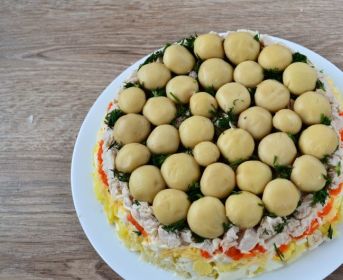 Салат Грибная полянка с шампиньонами и курицей Салат Грибная полянка с шампиньонами и курицей рецепт с фото пошагово