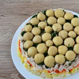 Салат Грибная полянка с шампиньонами и курицей