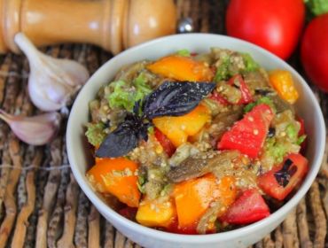 Салат из баклажанов с помидорами и чесноком рецепт с фото пошагово