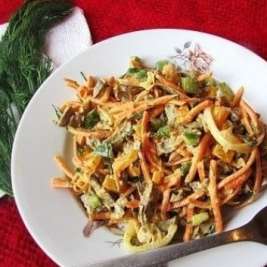 Cалат с куриными сердечками и солеными огурцами