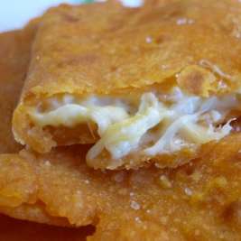 Лепешки с томатным соком и сыром на сковороде