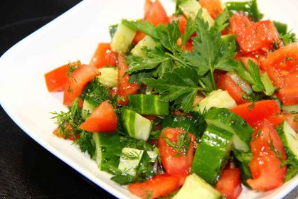 Летний салат из огурцов и помидоров для похудения, рецепт с фото, пошагово 