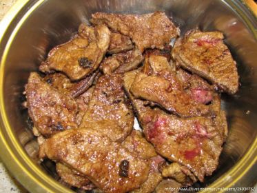 Говяжья печень с куриным мясом тушеная с овощами в сметане