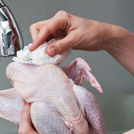 Мыть ли курицу