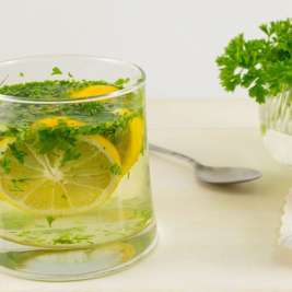 Напиток из петрушки и лимона для похудения