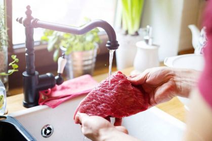 Надо ли мыть мясо?