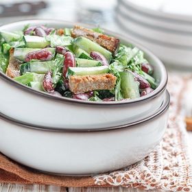 Салат с красной фасолью огурцом и сухариками рецепт с фото пошагово 