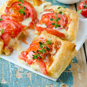 Слоеный пирог с помидорами и сыром, рецепт с фото, пошагово 