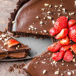 Шоколадный торт с ягодной прослойкой