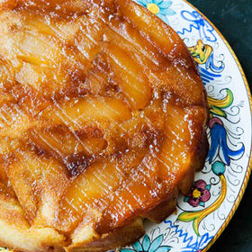 Пирог перевертыш с яблоками и карамелью