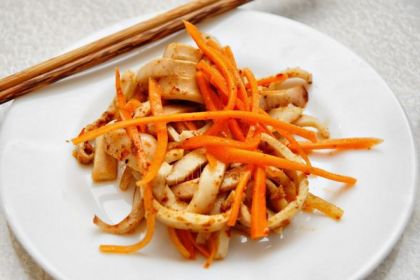 Салат с кальмарами и корейской морковью: необыкновенный пикантный вкус