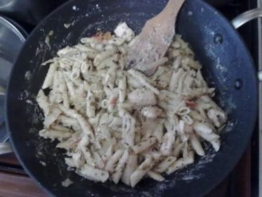 Паста пенне с курицей, сыром фета и овощами Паста пенне с курицей, сыром фета и овощами - рецепт с фото