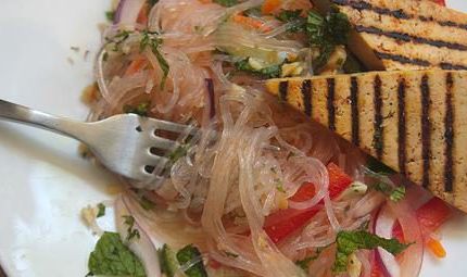 Салат с рисовой лапшой фунчоза рецепт с фото пошагово