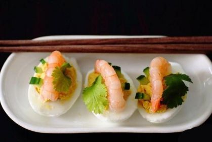 Вареные яйца с креветками по-тайски - рецепт с фото