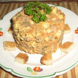 Горячий салат из курицы и грибов шампиньонов