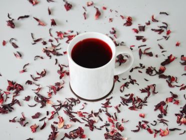 Чай каркаде: польза и противопоказания, лечебные свойства
