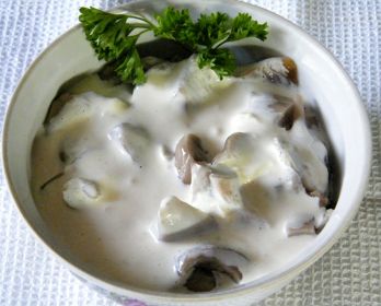 Соленые грузди со сметаной и луком, рецепт приготовления пошагово с фото