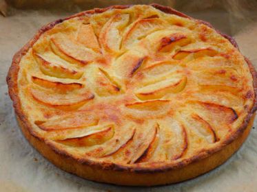 Бисквитный пирог с начинкой из яблок в духовке рецепт с фото пошагово