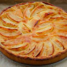 Простой рецепт бисквитного пирога с начинкой из яблок
